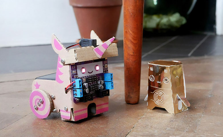 The Crafty Robot推出基于AI的纸板机器人工具包Smartibot