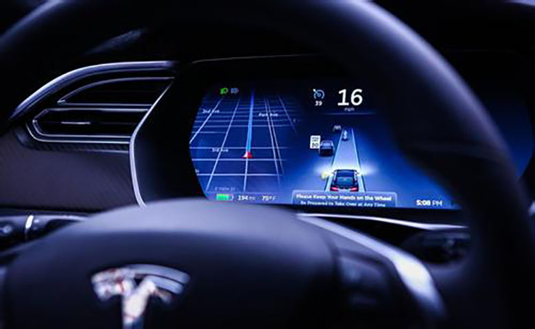 马斯克宣布特斯拉车主可以免费试用Autopilot