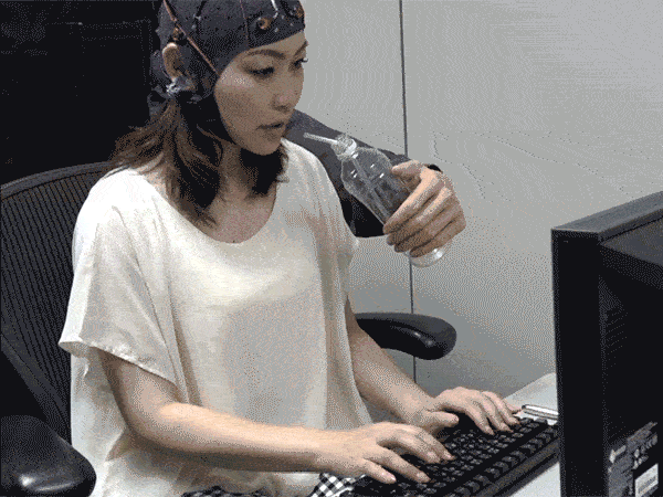 这只用脑波控制的机器人手臂不仅可以帮忙，还会帮你提高多任务处理技能
