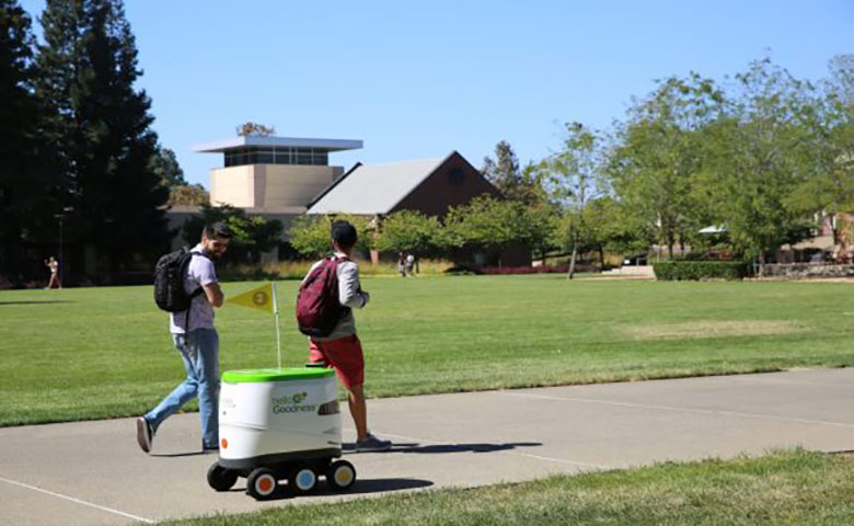 百事公司推出自主交付机器人，在校园内运送零食