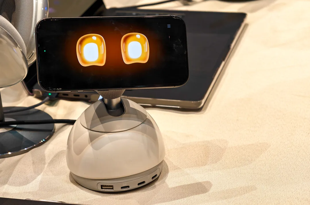 loona-deskmate-3 loona-deskmate-3