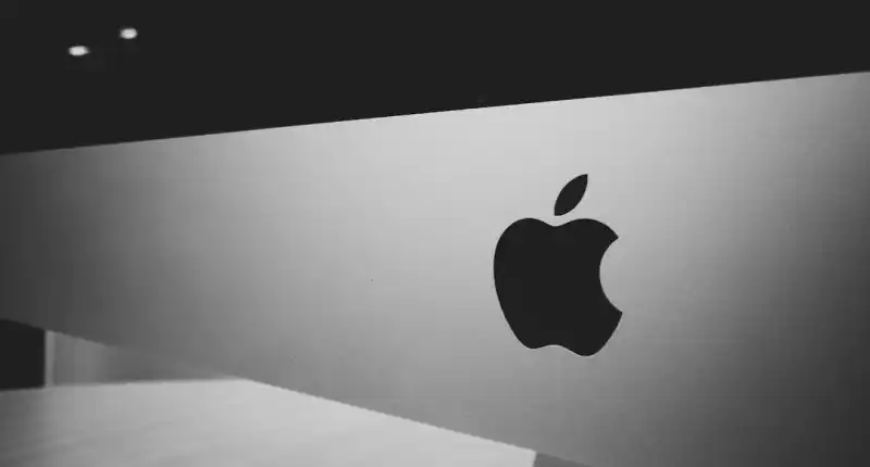 apple-logo-the-tech-portal-new